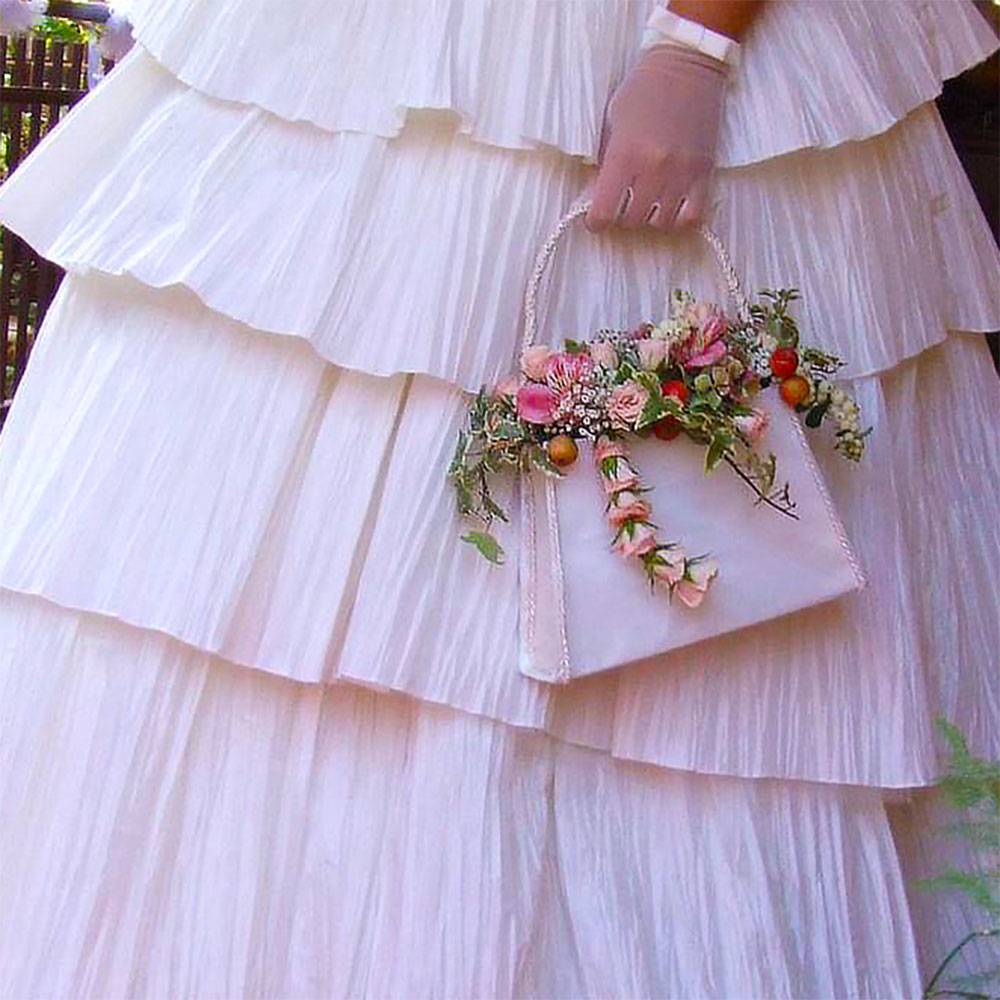 Originale Bouquet per Sposa a Roma realizzato con fiori di campo in una borsetta